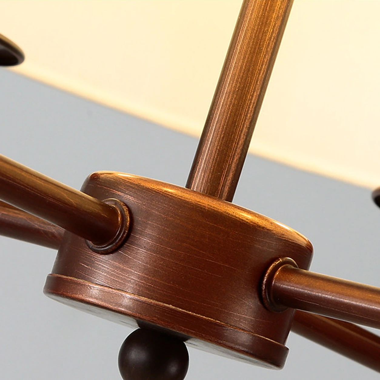 Detailweergave van de centrale naaf en framearmen van de Tela.